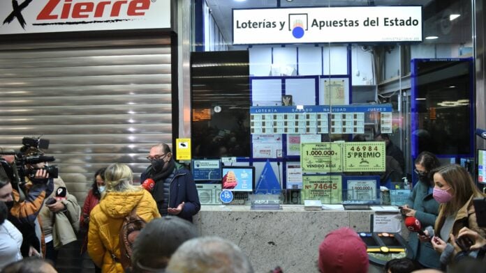 Los periodistas han acudido en masa a la estación de Atocha una vez conocido el Gordo de 2021.