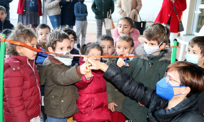 Algunos de los pequeños autores de las fotografías cortaron la cinta inaugural de la exposición.