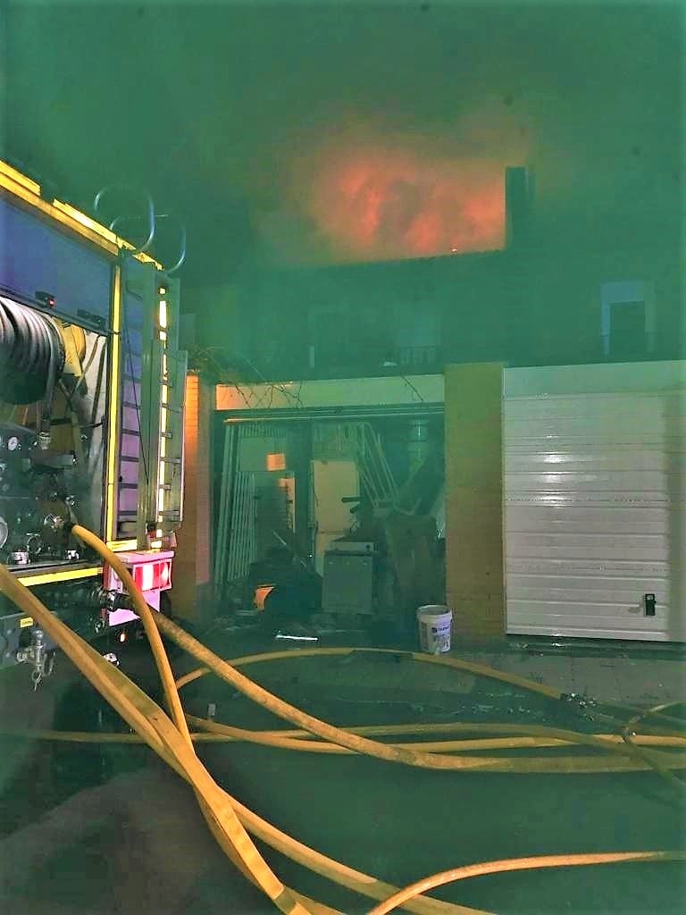 La casa incendiada en Yebes, cuando aún no se habían logrado extinguir las llamas. (Foto: Ayuntamiento de Yebes)