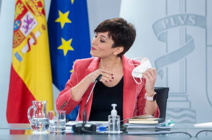 Isabel Rodríguez se prepara para su intervención tras el Consejo de Ministros del 28 de diciembre de 2021.