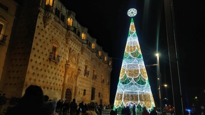 Árbol gigante de Navidad frente a la fachada del Palacio del Infantado en diciembre de 2021. (Foto: La Crónic@)