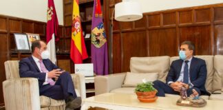 El jefe de los GEO, de civil y de despedida de Guadalajara Alberto Rojo y Javier Nogueroles, en el despacho de Alcaldía el 22 de diciembre de 2021.