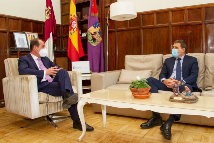 Alberto Rojo y Javier Nogueroles, en el despacho de Alcaldía el 22 de diciembre de 2021.