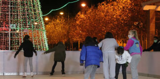 La pista de hielo de Cabanillas no es de hielo (pero usarla es gratis) Los primeros usuarios de la pista de "no hielo" de Cabanillas ya disfrutaron de la instalación este viernes.