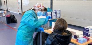 Prueba de COVID en el colegio "La Muñeca", de Guadalajara, el 31 de diciembre de 2021.