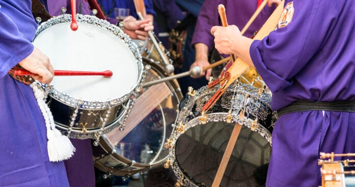 Los protagonistas de la Semana Santa de Tobarra son los tambores, de todos los tamaños.