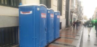 Urinarios en la Calle Mayor de Guadalajara, el 24 de diciembre de 2021. (Foto: La Crónic@)
