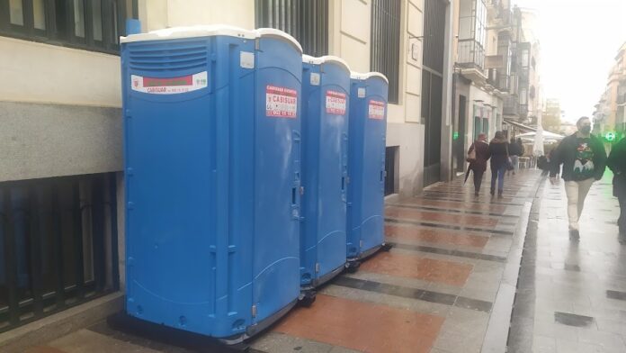 Urinarios en la Calle Mayor de Guadalajara, el 24 de diciembre de 2021. (Foto: La Crónic@)