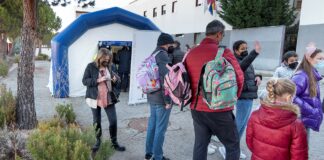 Exterior del colegio "Las Lomas" durante la campaña de vacunación del 15 de diciembre de 2021.
