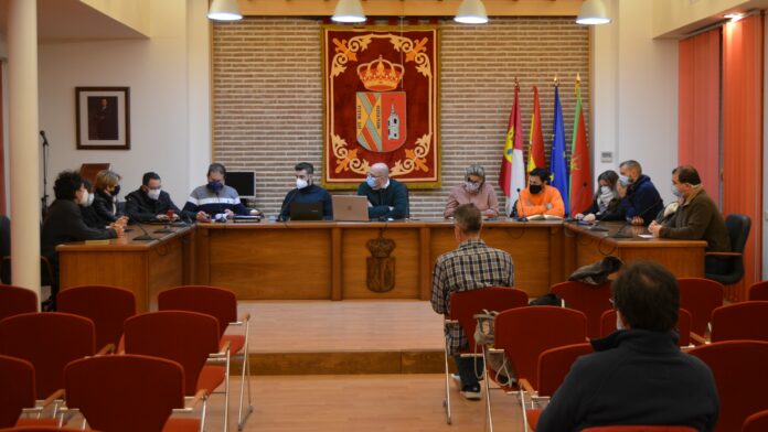 Pleno en el Ayuntamiento de Yunquera de Henares el 17 de diciembre de 2021.