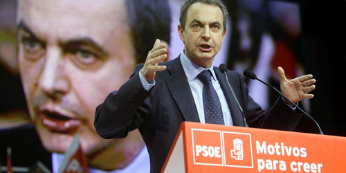 Rodríguez Zapatero durante su mítin de 2008 en Guadalajara, detrás de un atril con la frase "Razones para creer".