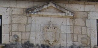 Águila franquista en el escudo que presidía la entrada al cuartel de la Guardia Civil en Brihuega.