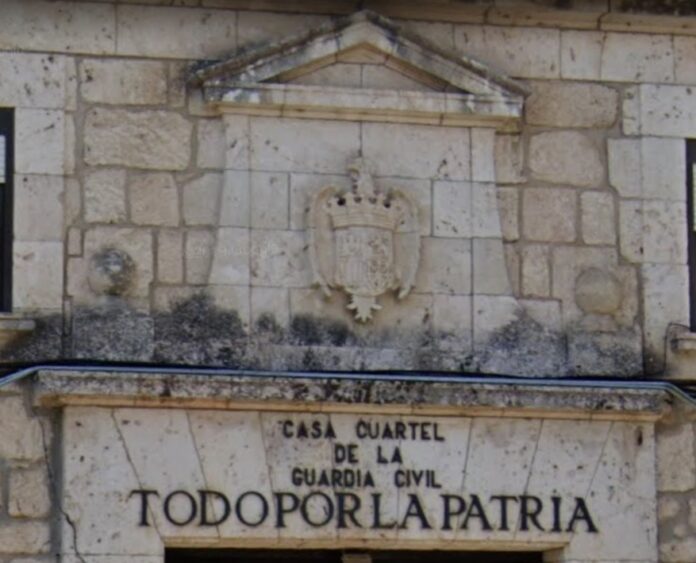 Águila franquista en el escudo que presidía la entrada al cuartel de la Guardia Civil en Brihuega.
