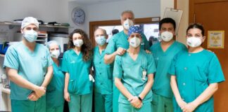 El doctor Balaguer, con su equipo.