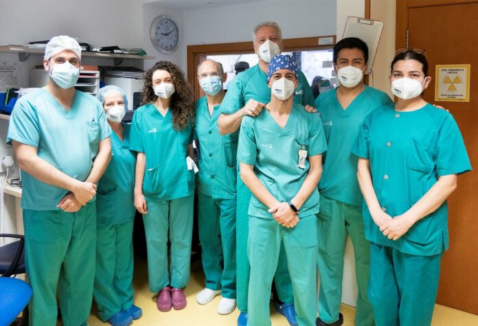 El doctor Balaguer, con su equipo.