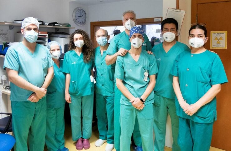 El doctor Balaguer, con su equipo.
