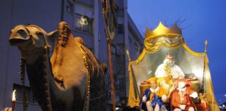¿Cómo van a ser las cabalgatas de Reyes en España, en medio de la pandemia? Cabalgata de Reyes en Valdepeñas en enero de 2020.