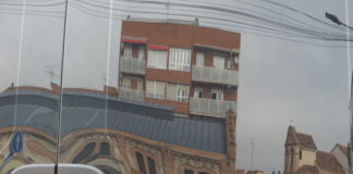 Edificios de Guadalajara, reflejados en la ventanilla de una furgoneta. (Foto: La Crónic@)
