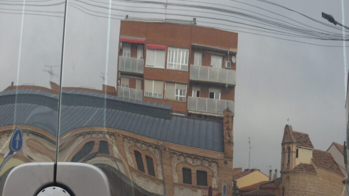 Edificios de Guadalajara, reflejados en la ventanilla de una furgoneta. (Foto: La Crónic@)