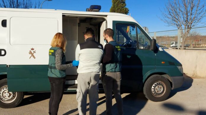 Uno de los detenidos en la operación contra la banda que robaba en salones de juego. (Foto: Guardia Civil)