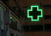 Letrero luminoso de una farmacia, en enero de 2022. (Foto: La Crónic@)