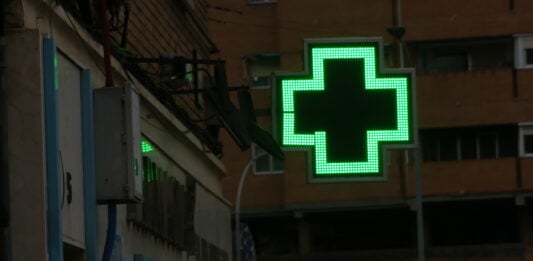 Letrero luminoso de una farmacia, en enero de 2022. (Foto: La Crónic@)