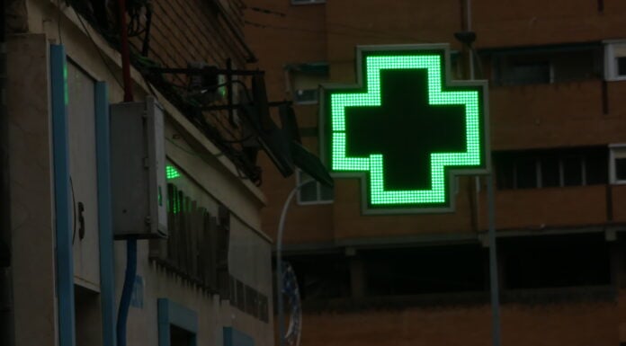 Letrero luminoso de una farmacia, en enero de 2022. (Foto: La Crónic@)