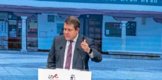 García-Page, durante la inauguración del stand de Castilla-La Mancha en Fitur.