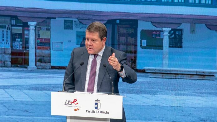 García-Page, durante la inauguración del stand de Castilla-La Mancha en Fitur.