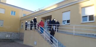 Personas en el exterior del centro de pruebas de COVID en Guadalajara el 12 de enero de 2022. (Foto: La Crónic@)