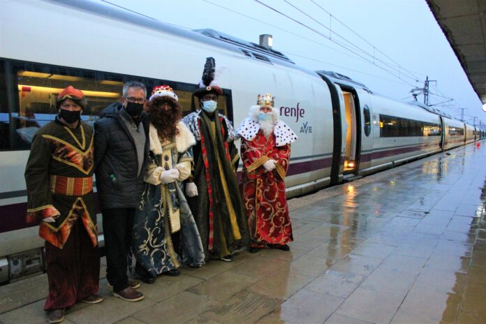 reyes-en-valdeluz01 Los Reyes Magos, en el desértico andén de Guadalajara-Yebes en la lluviosa tarde del 5 de enero de 2021.