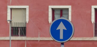 Así de vertical, como apunta esta señal de Guadalajara, está subiendo la incidencia del COVID en Guadalajara. (Foto: La Crónic@)