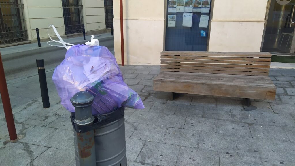 Bolsa de basura en una papelera de Guadalajara, a la espera de su futuro el 21 de febrero de 2022. (Foto: La Crónic@)