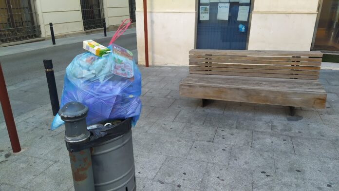 Bolsa de basura en una papelera de Guadalajara, a la espera de su futuro el 23 de febrero de 2022. (Foto: La Crónic@)