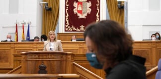 Carmen Picazo en el estrado y, en primer plano, la consejera Patricia Franco en el pleno de las Cortes de Castilla-La Mancha del 3 de febrero de 2022.