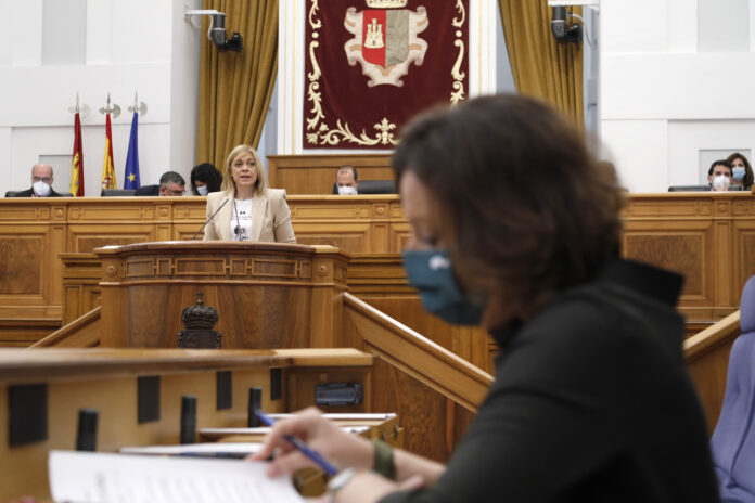 Carmen Picazo en el estrado y, en primer plano, la consejera Patricia Franco en el pleno de las Cortes de Castilla-La Mancha del 3 de febrero de 2022.