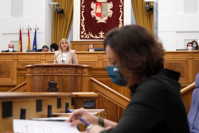 Carmen Picazo en el estrado y, en primer plano, la consejera Patricia Franco en el pleno de las Cortes de Castilla-La Mancha del 3 de febrero de 2022.