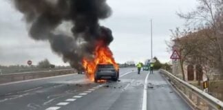 Vehículo incendiado el viernes, 25 de febrero de 2022, en la A-2, a la altura de Trijueque. (Foto: La Crónic@)