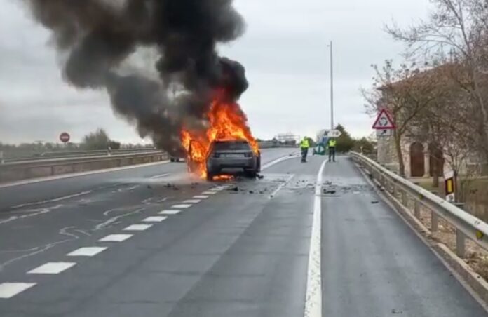 Vehículo incendiado el viernes, 25 de febrero de 2022, en la A-2, a la altura de Trijueque. (Foto: La Crónic@)