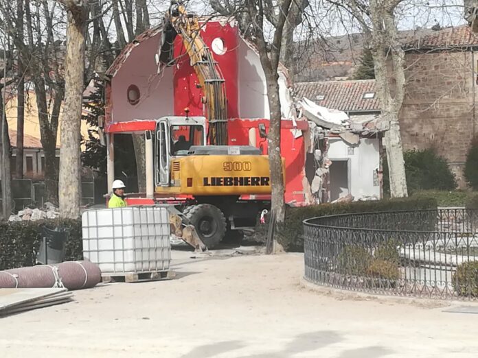 Primeros días de obras en la Alameda de Sigüenza. Demolición del kiosco central.