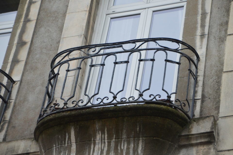 Supuestos penes en los balcones de Nantes. (Foto: Julien Sureau)