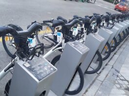 Bicicletas de alquiler en el barrio de Chamberí. (Foto: La Crónic@)