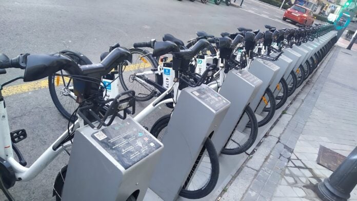 Bicicletas de alquiler en el barrio de Chamberí. (Foto: La Crónic@)
