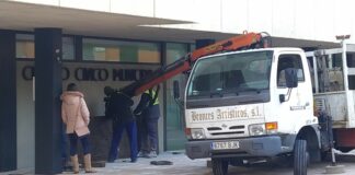 Trabajos para la colocación del friso de bronce en homenaje a los comuneros en la Plaza del Concejo de Guadalajara, el 3 de febrero de 2022. (Foto: La Crónic@)