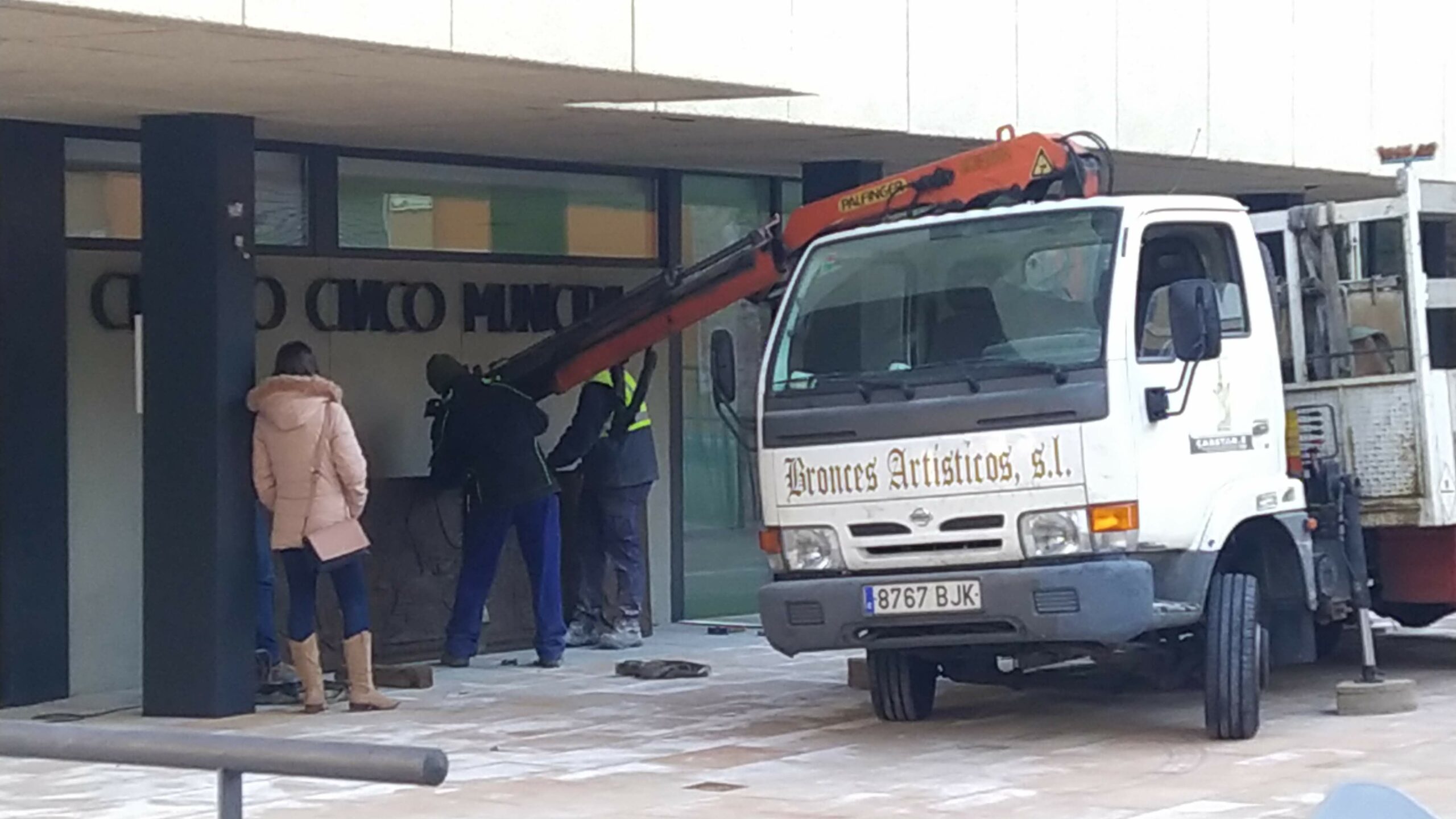 Trabajos para la colocación del friso de bronce en homenaje a los comuneros en la Plaza del Concejo de Guadalajara, el 3 de febrero de 2022. (Foto: La Crónic@)