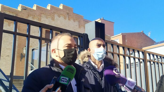 Jaime Carnicero y Armengol engonga ante el Mercado de Abastos, el 7 de febrero de 2022. (Foto: La Crónic@)