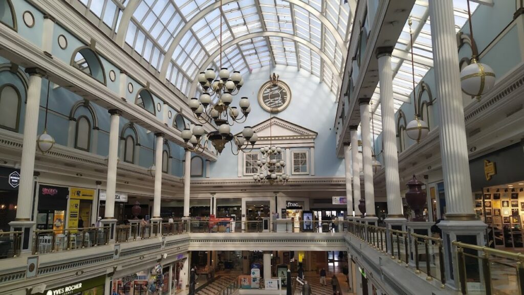 Interior de un conocido centro comercial de la Comunidad de Madrid durante las rebajas de enero de 2022. (Foto: La Crónic@)