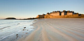 Saint-Malo desde la playa en plena marea baja. (Foto: Emmanuel Berthier)