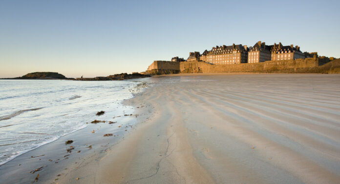 Saint-Malo desde la playa en plena marea baja. (Foto: Emmanuel Berthier)