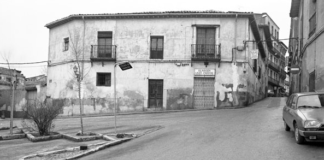 La cacharrería de Dávalos antes de su demolición y mucho antes de la reforma actual de la plaza.